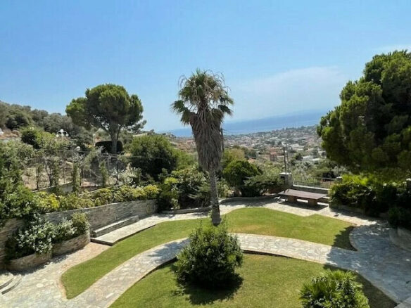 5-bedroom Villa In Kalivia Thorikou, Greece (530 M²)