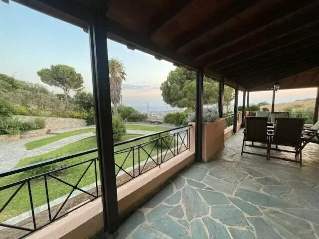 5-bedroom Villa In Kalivia Thorikou, Greece (530 M²)