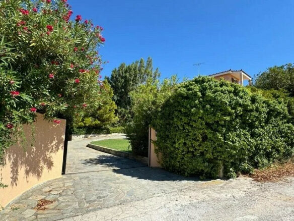 5-bedroom Villa In Kalivia Thorikou, Greece (530 M²)