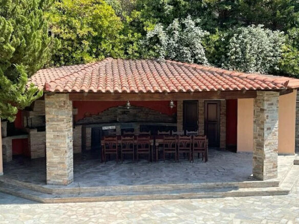 5-bedroom Villa In Kalivia Thorikou, Greece (530 M²)