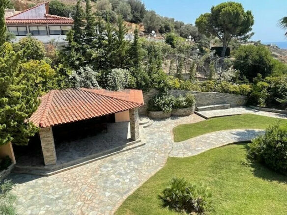 5-bedroom Villa In Kalivia Thorikou, Greece (530 M²)