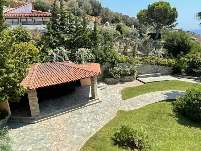 5-bedroom Villa In Kalivia Thorikou, Greece (530 M²)