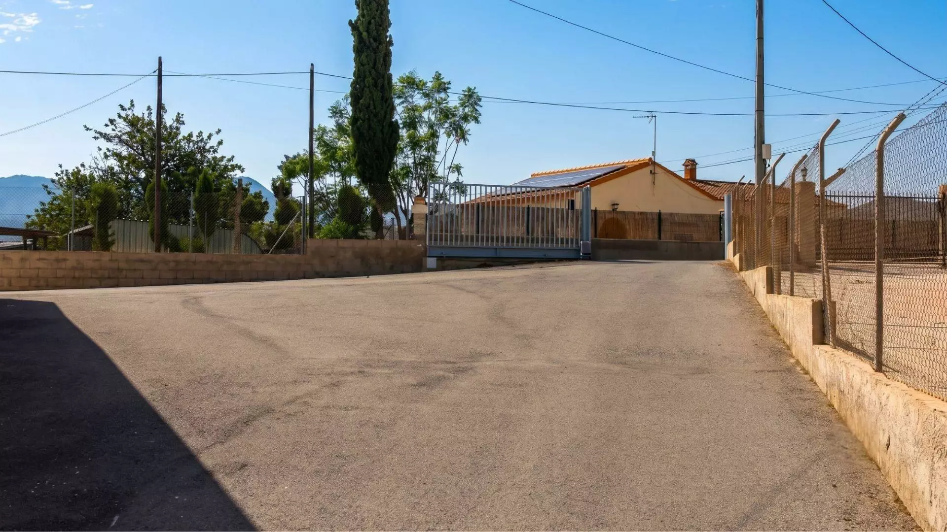 Industrial Unit In Elche Pedanias, Spain (377 M²)