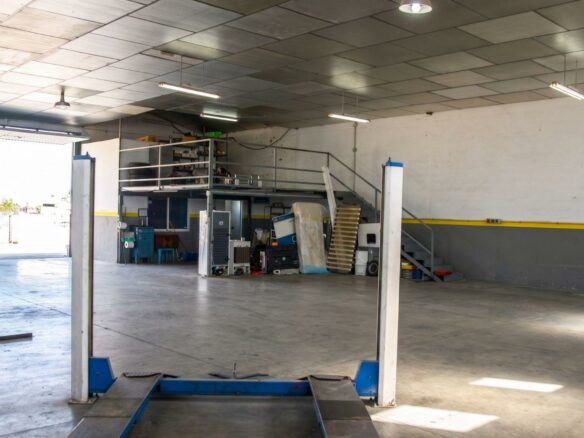 Industrial Unit In Elche Pedanias, Spain (377 M²)