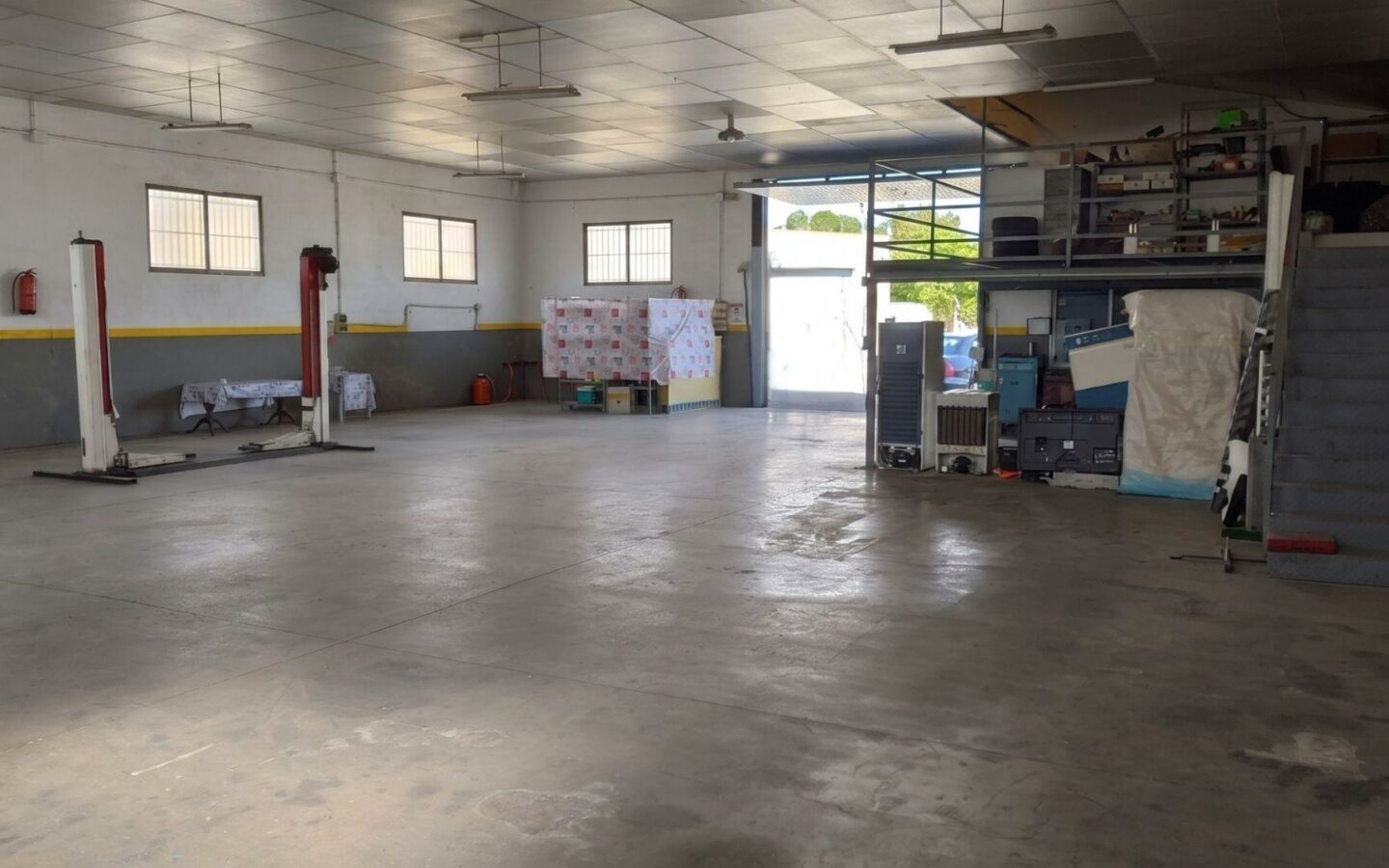 Industrial Unit In Elche Pedanias, Spain (377 M²)