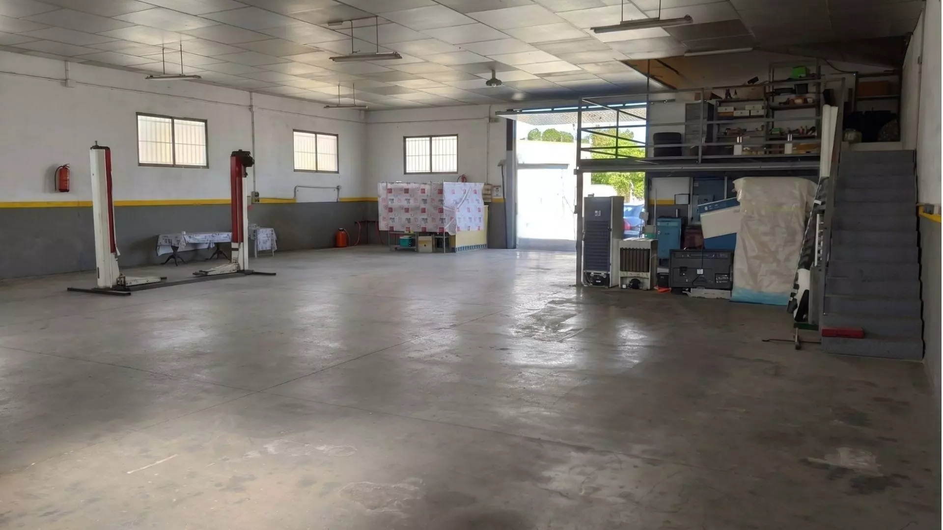 Industrial Unit In Elche Pedanias, Spain (377 M²)