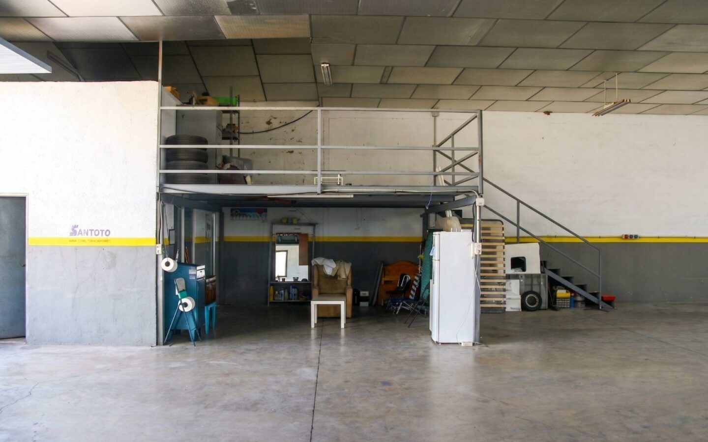 Industrial Unit In Elche Pedanias, Spain (377 M²)