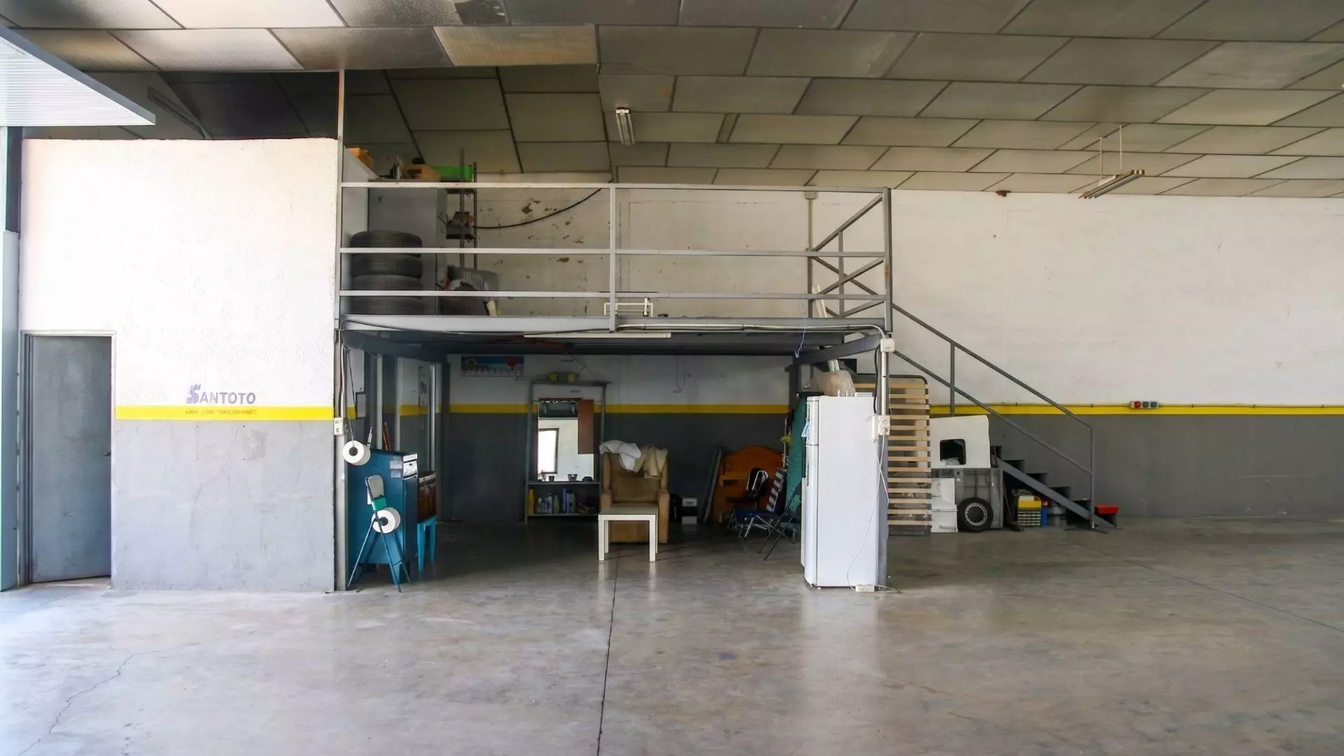 Industrial Unit In Elche Pedanias, Spain (377 M²)