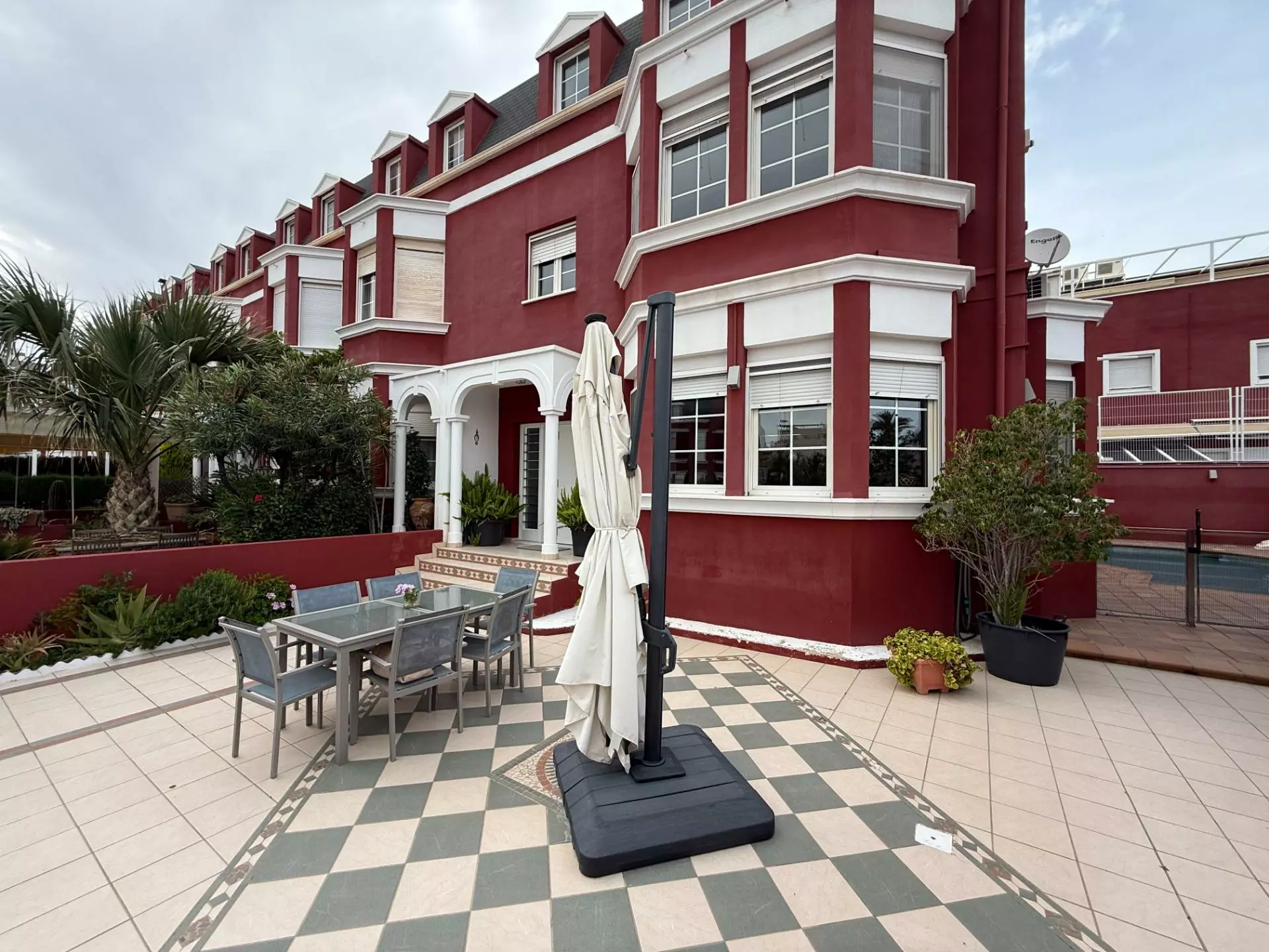 4-bedroom Semi In Elche, Spain (342 M²)