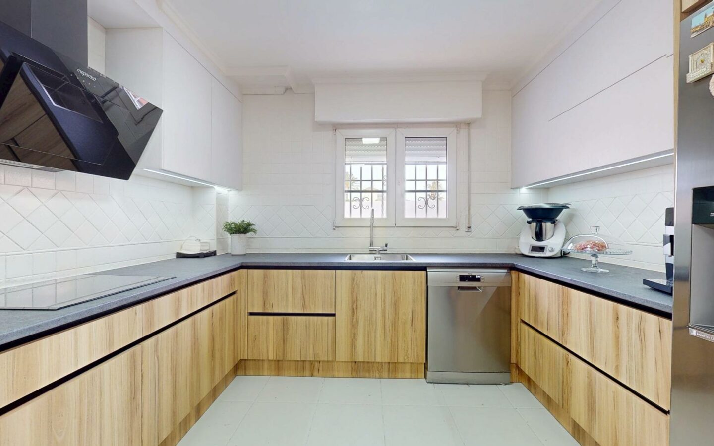 4-bedroom Semi In Elche, Spain (342 M²)