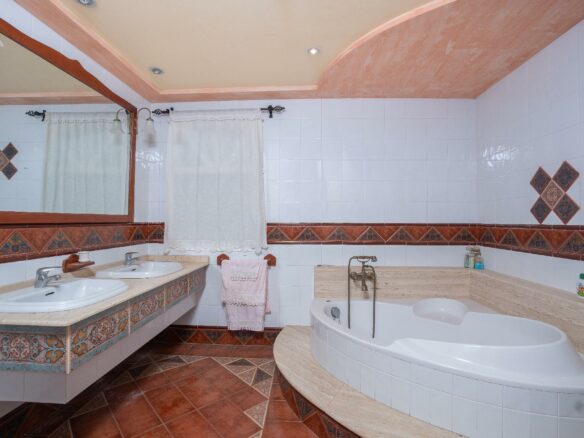 3-bedroom Villa In Elche Pedanias, Spain (267 M²)