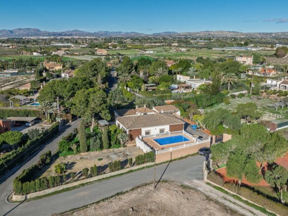 3-bedroom Villa In Elche Pedanias, Spain (267 M²)