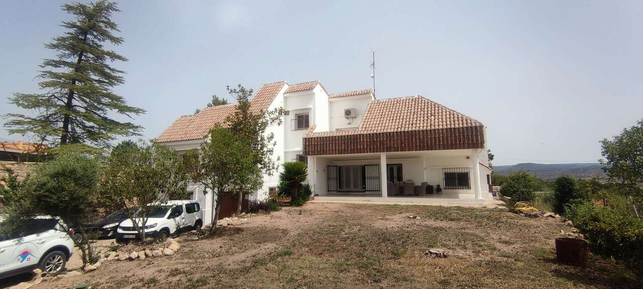 Commercial 694 M² In Ayora, Spain