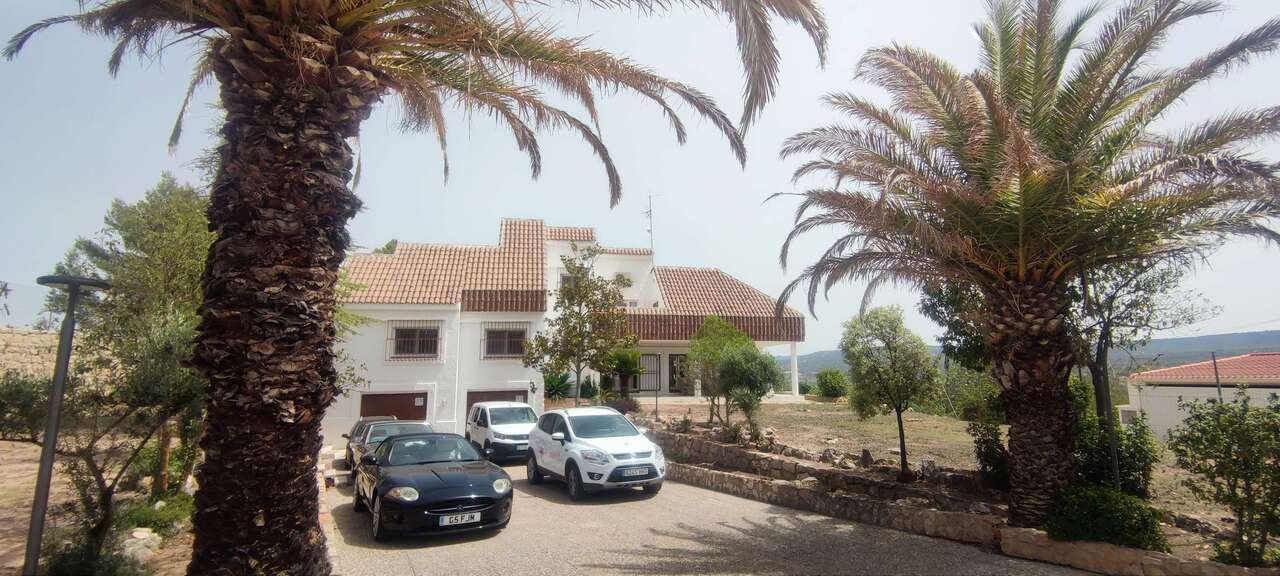 Commercial 694 M² In Ayora, Spain