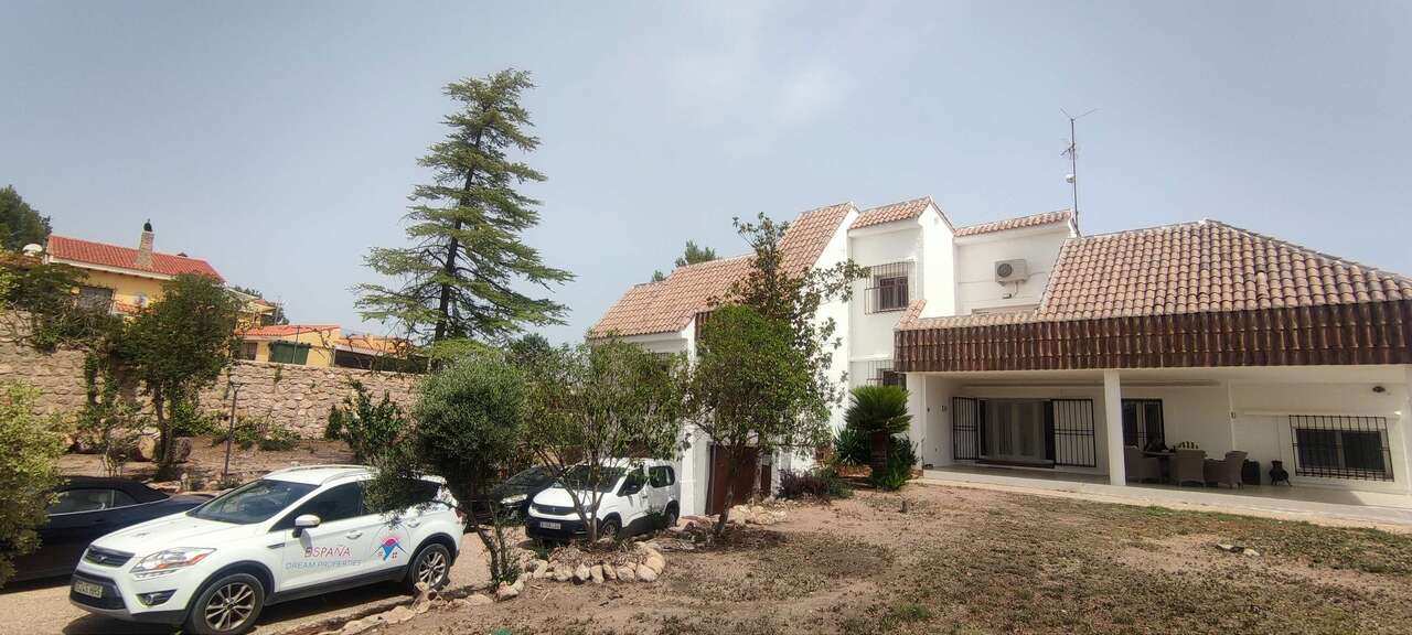 Commercial 694 M² In Ayora, Spain