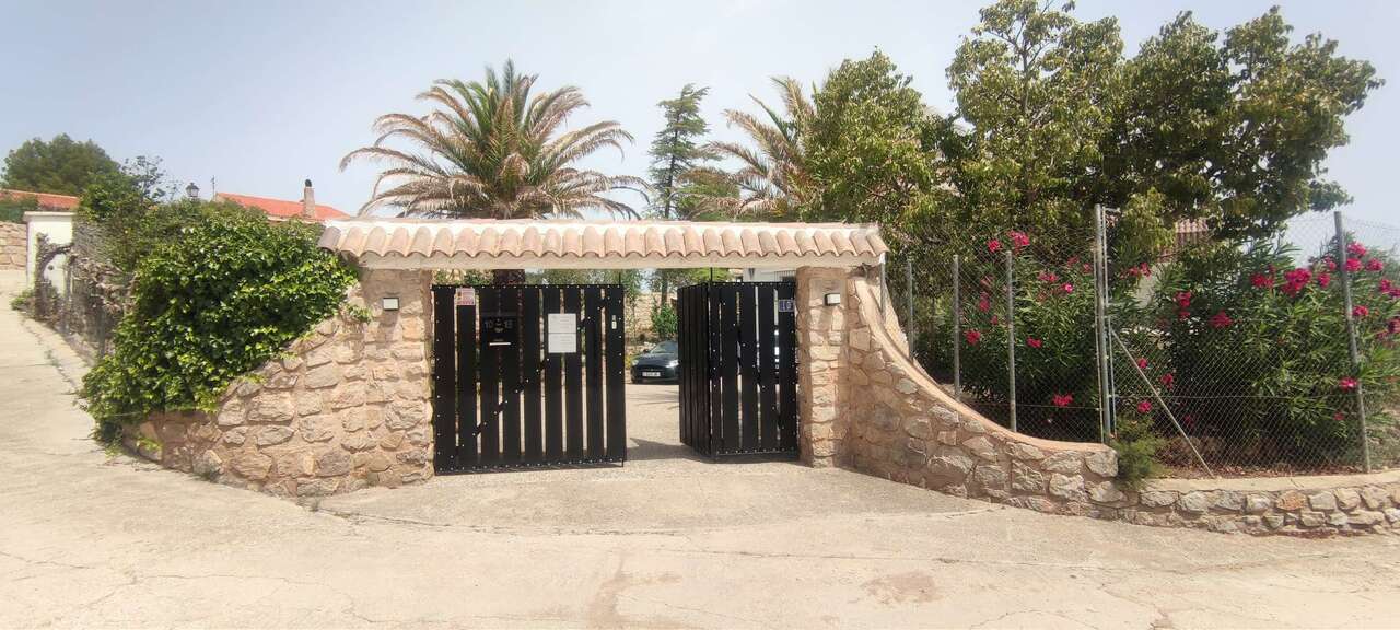 Commercial 694 M² In Ayora, Spain
