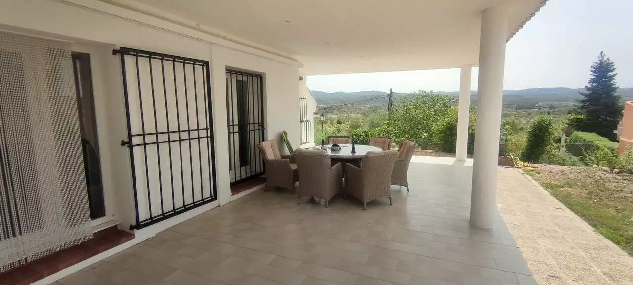 Commercial 694 M² In Ayora, Spain