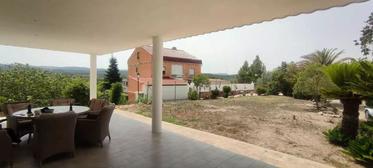 Commercial 694 M² In Ayora, Spain
