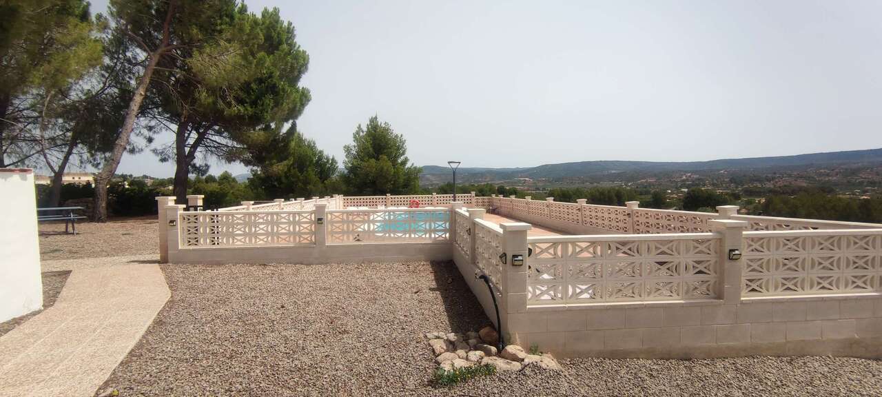 Commercial 694 M² In Ayora, Spain