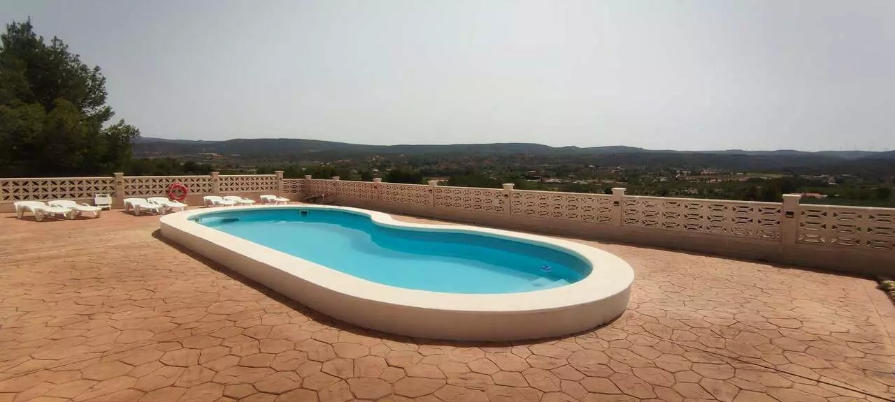 Commercial 694 M² In Ayora, Spain