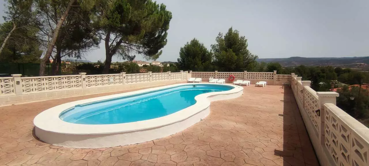 Commercial 694 M² In Ayora, Spain
