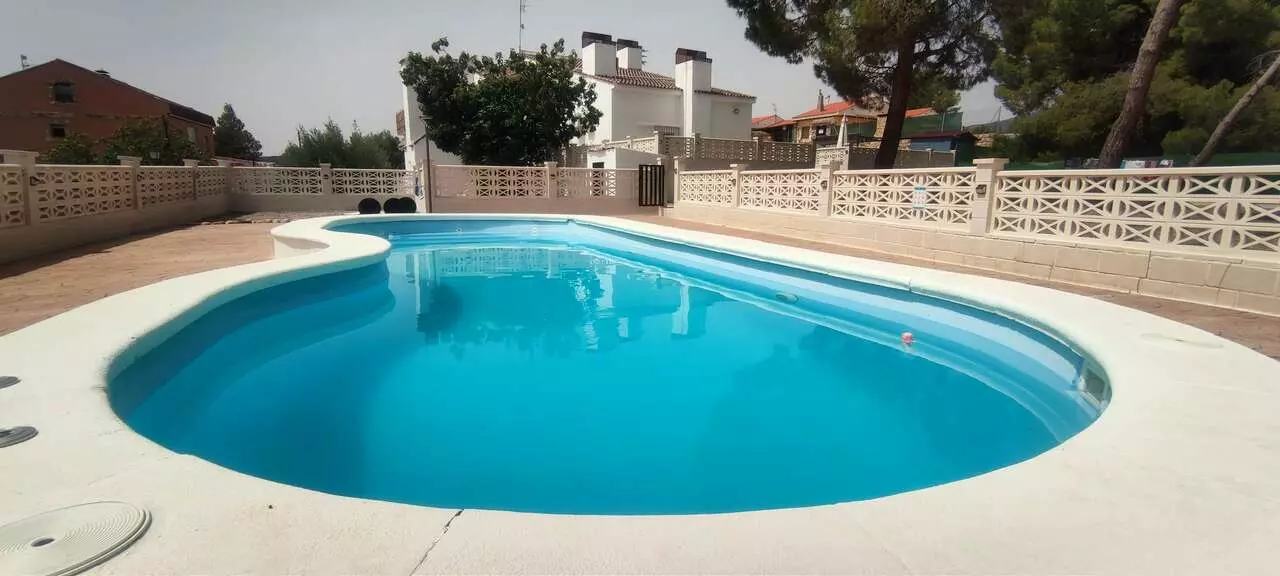 Commercial 694 M² In Ayora, Spain