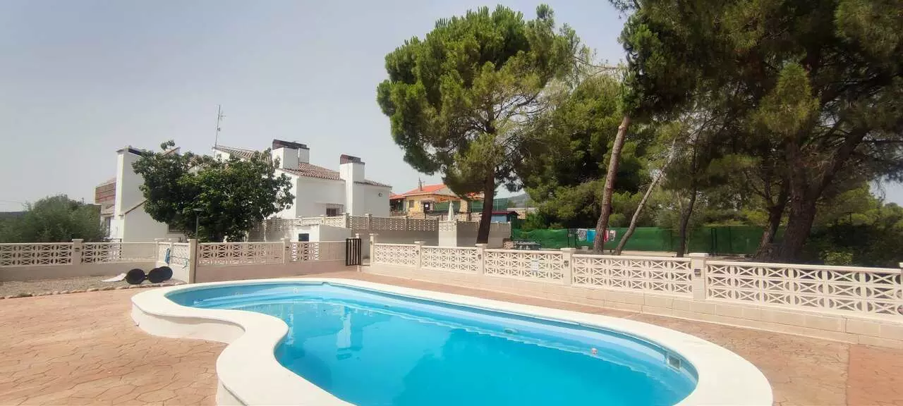 Commercial 694 M² In Ayora, Spain