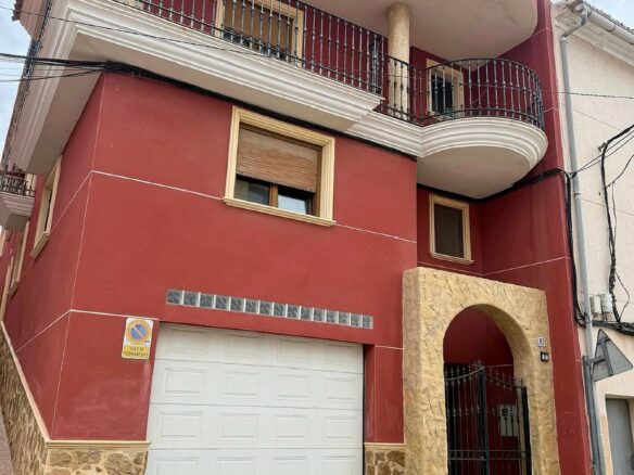 3-bedroom Townhouse In Pinoso, Spain (480 M²)