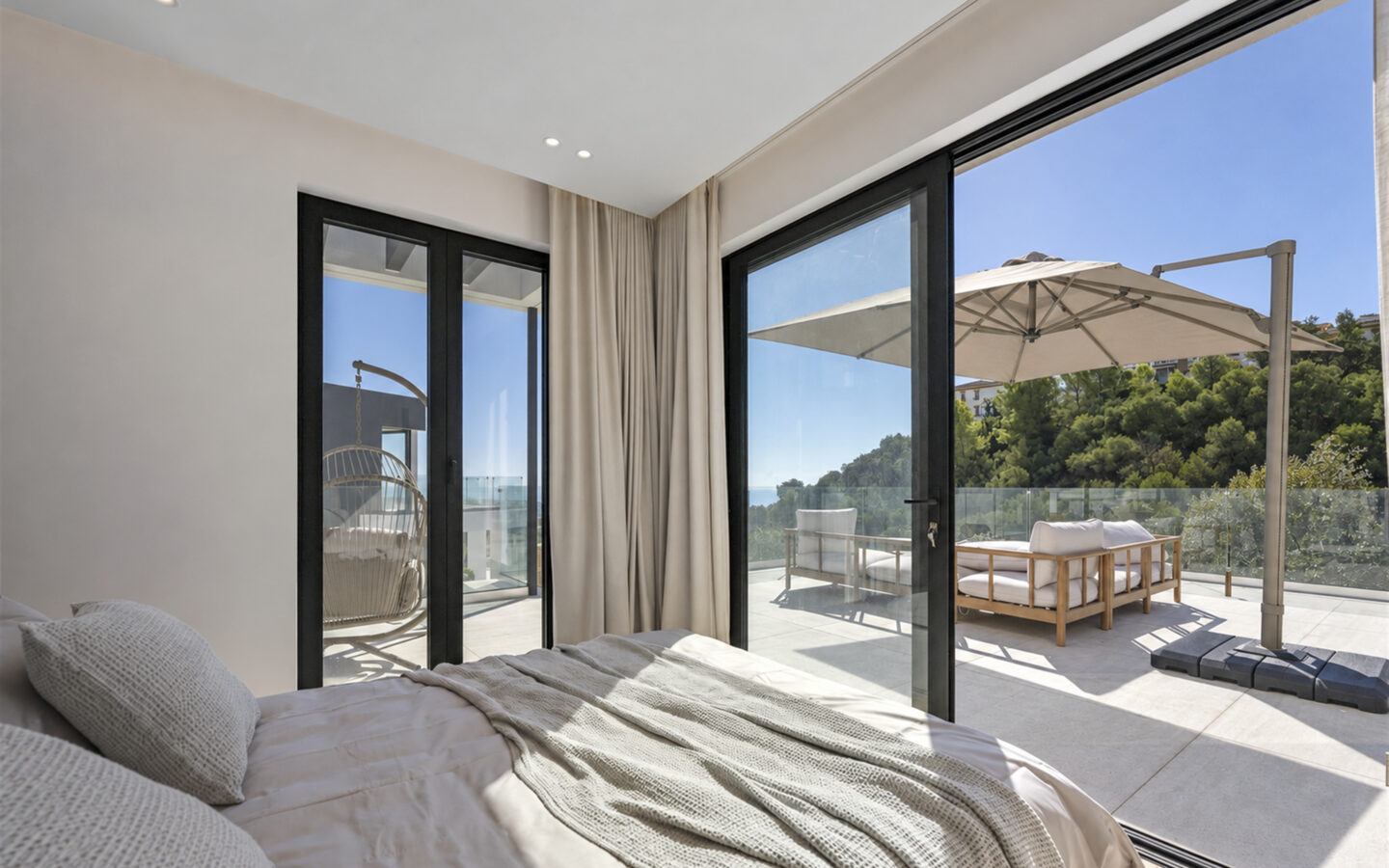 Villa Of 200 M² With Sea Views In Benalmádena.