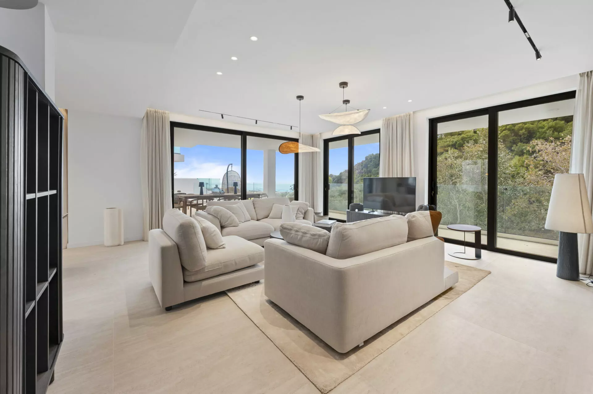 Villa Of 200 M² With Sea Views In Benalmádena.