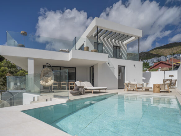 Villa Of 200 M² With Sea Views In Benalmádena.