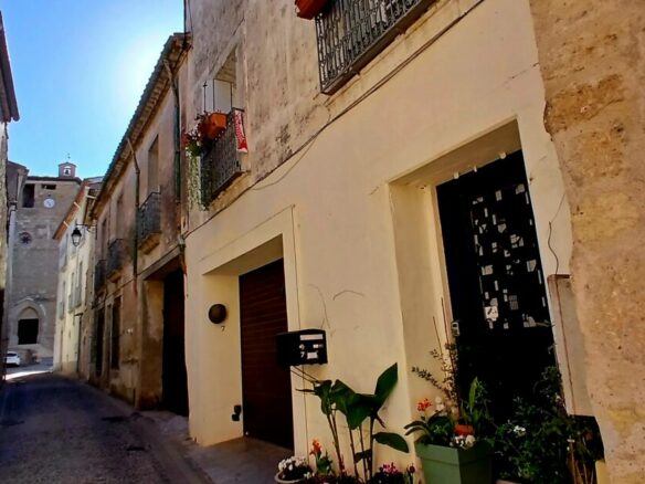 2-bedroom House In Puimisson, France (105 M²)