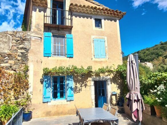 5-bedroom House In Saint Nazaire De Ladarez, France (121 M²)