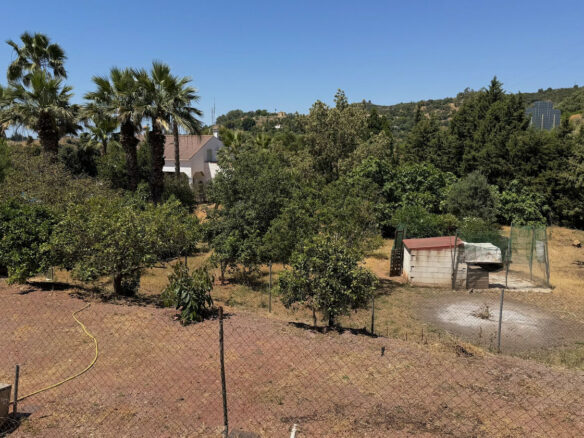 6-bedroom Property In Estepona, Spain (325 M²)