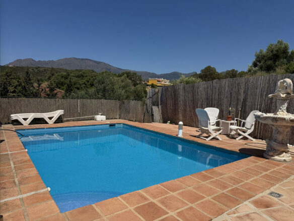 6-bedroom Property In Estepona, Spain (325 M²)