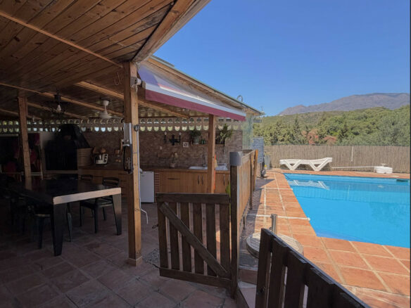 6-bedroom Property In Estepona, Spain (325 M²)