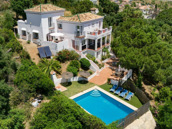 House – Detached Villa 254 M² In Estepona, Spain