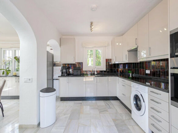 House – Detached Villa 254 M² In Estepona, Spain