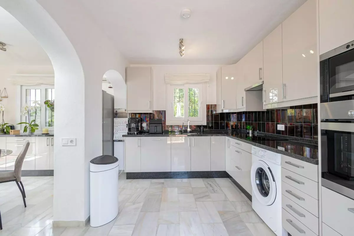 House – Detached Villa 254 M² In Estepona, Spain