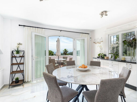 House – Detached Villa 254 M² In Estepona, Spain