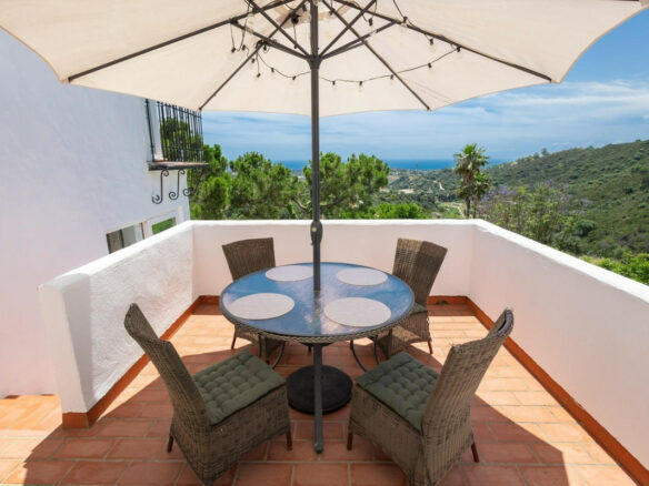 House – Detached Villa 254 M² In Estepona, Spain