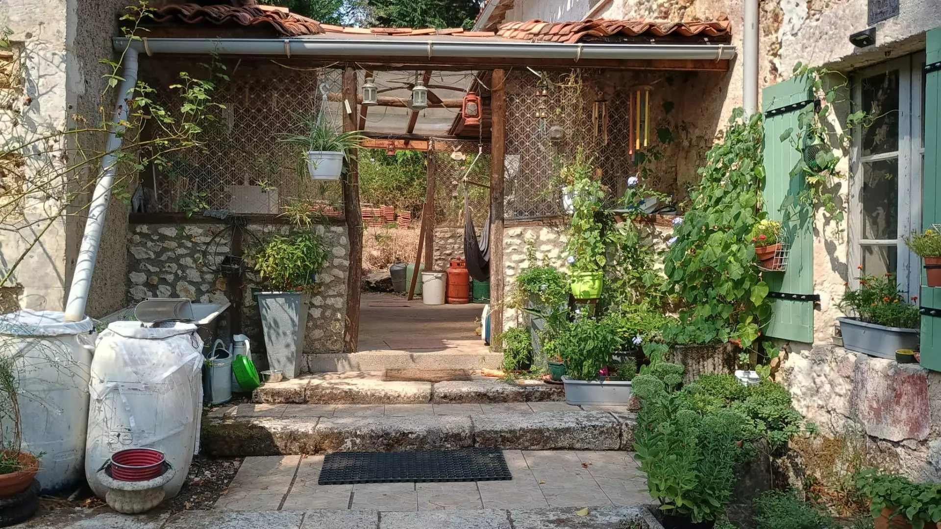 3-bedroom Country House In Vanxains, France (138 M²)