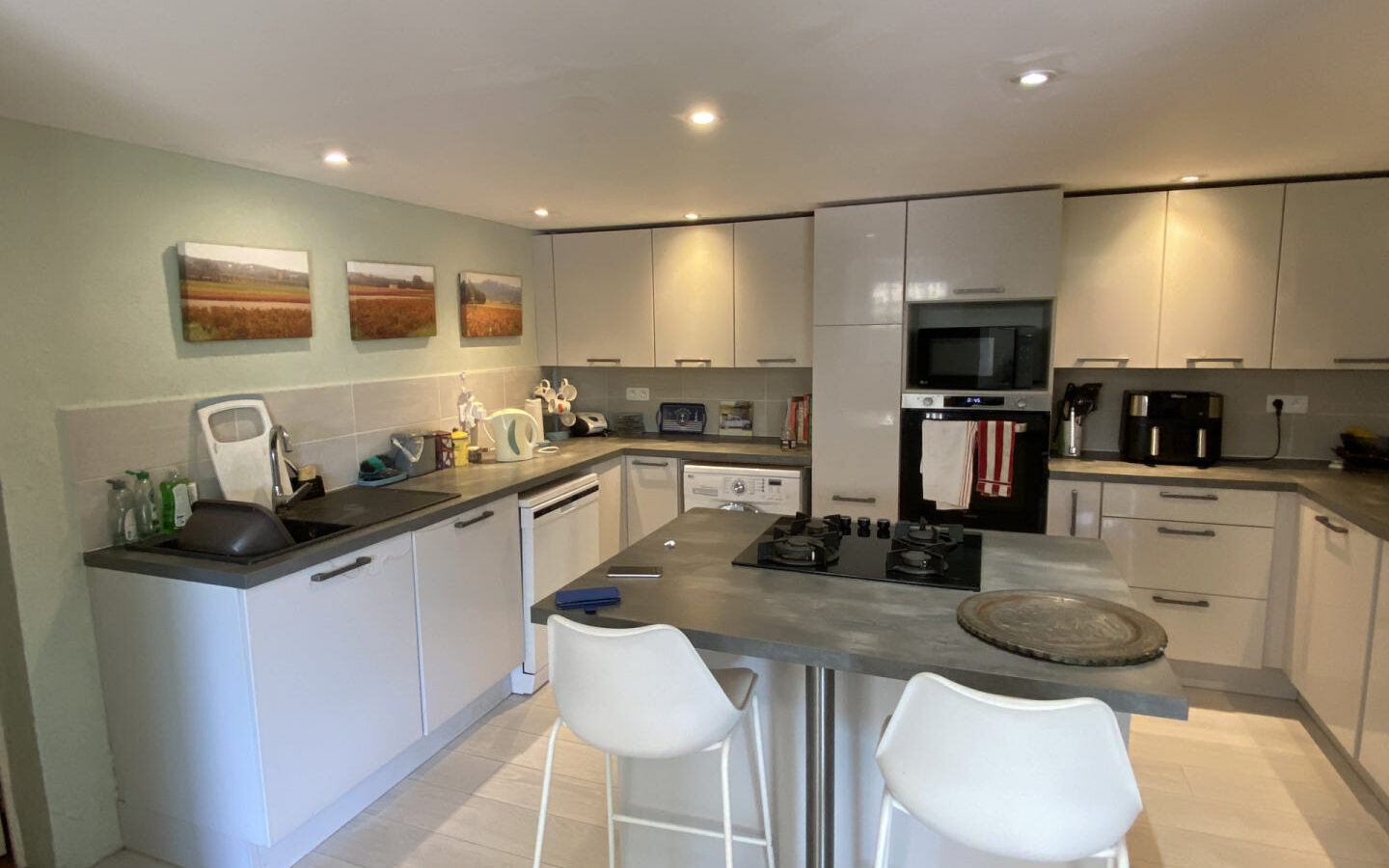 4-bedroom House In Saint-romain, France (204 M²)