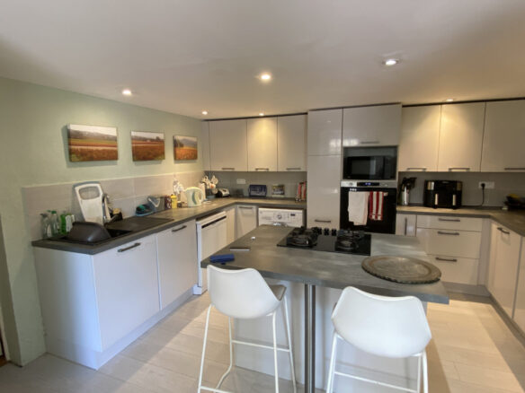 4-bedroom House In Saint-romain, France (204 M²)