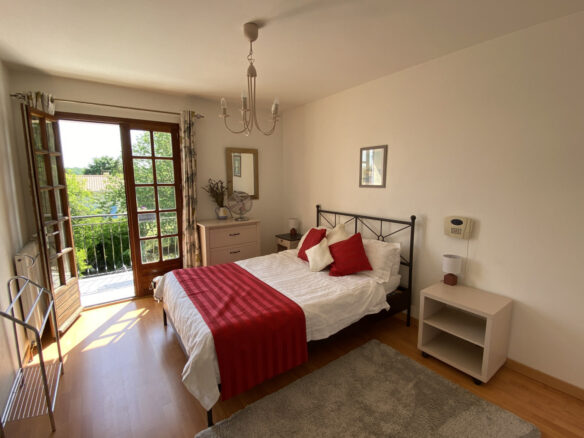 4-bedroom House In Saint-romain, France (204 M²)