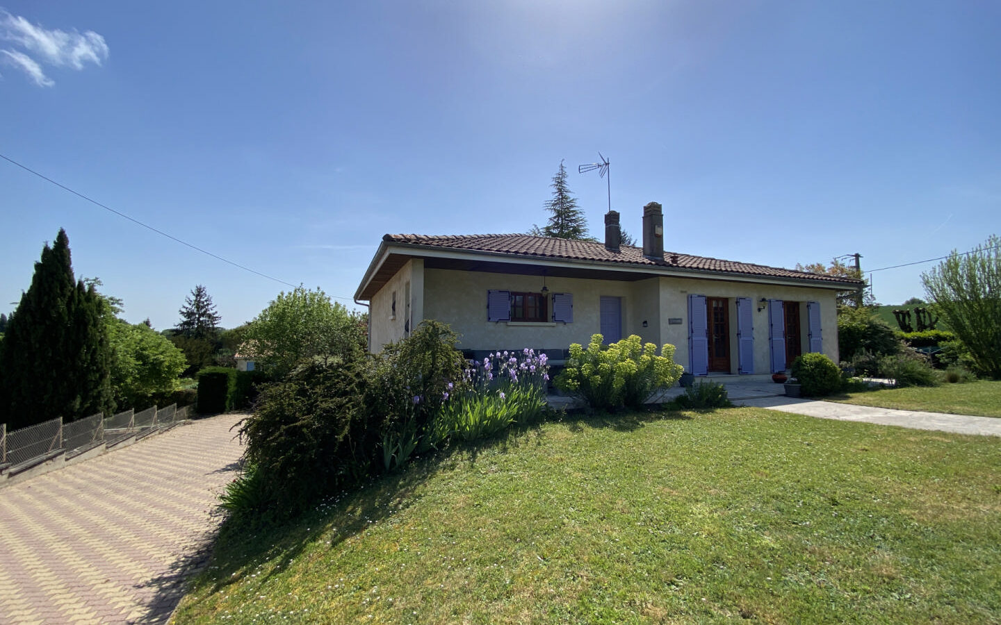 4-bedroom House In Saint-romain, France (204 M²)