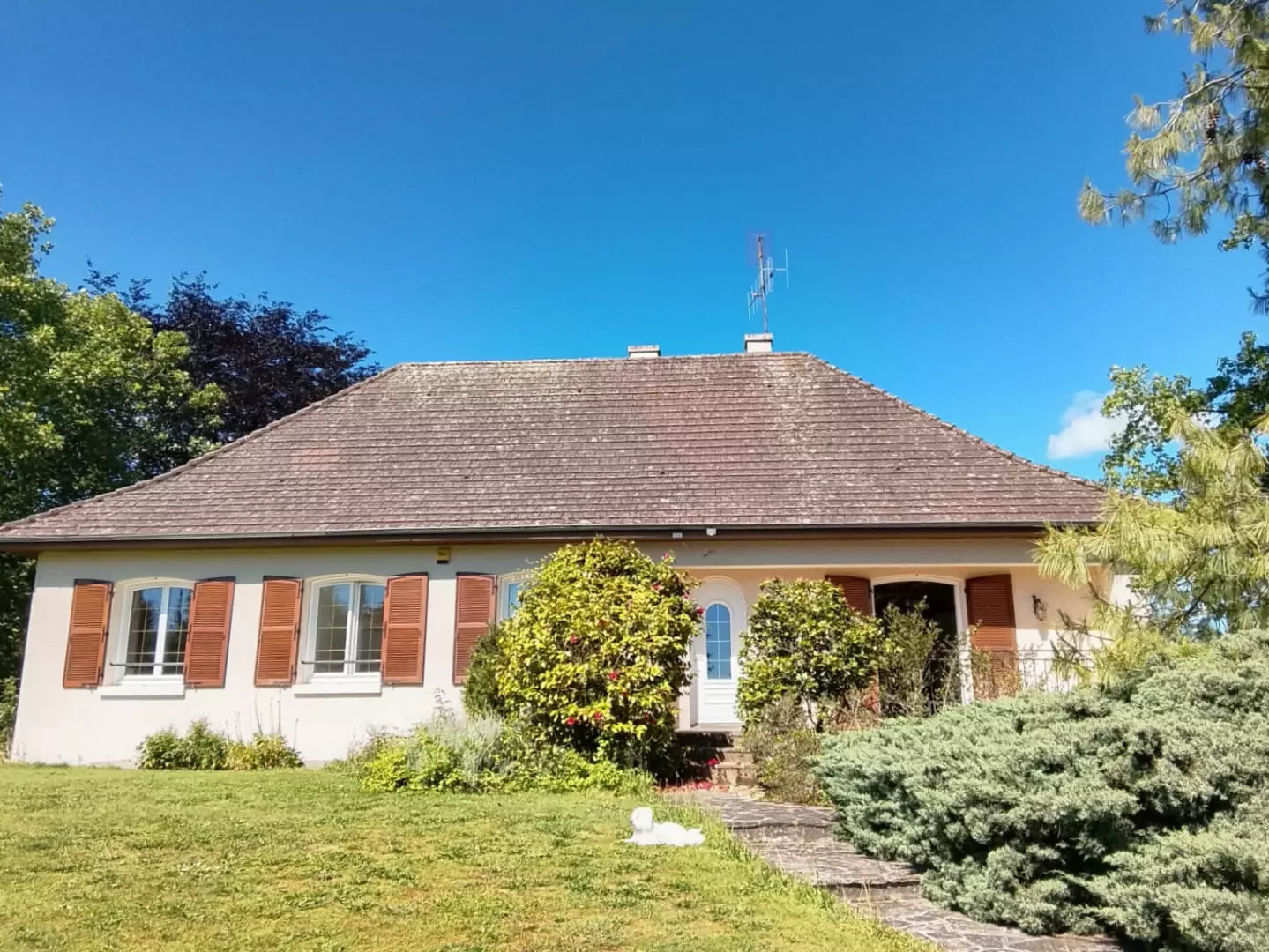 4-bedroom Country House In Nouic, France (117 M²)
