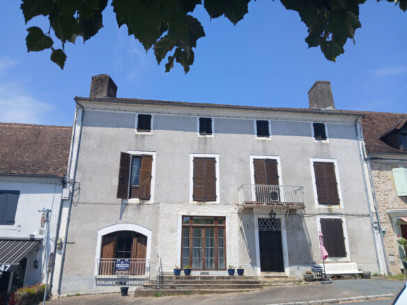 A Very Grand Dordogne Village House For Sale With Views Of The Château. 14 Rooms.