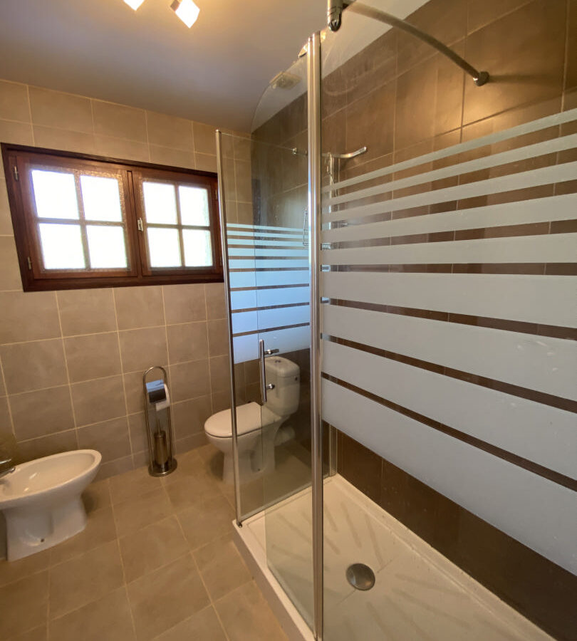 4-bedroom House In Saint-romain, France (204 M²)