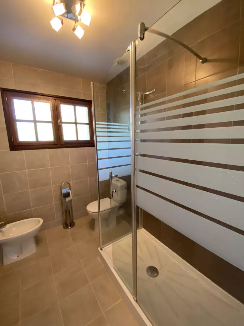 4-bedroom House In Saint-romain, France (204 M²)